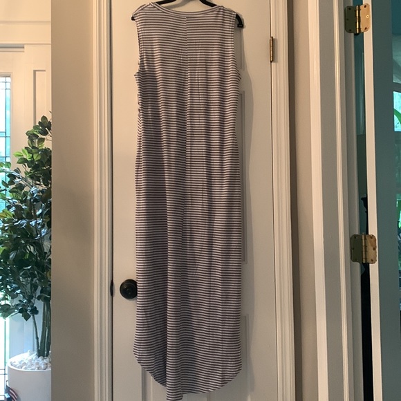 Sleeveless dress - Picture 6 of 6